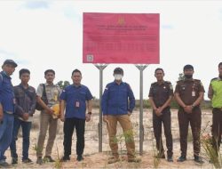 Tim Penyidik pada JAM Pidsus Pasang Plang Penyegelan di Areal Milik Tersangka PT. IB