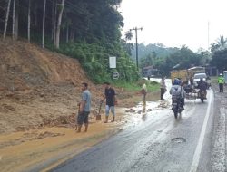Jalur Lintas Medan-Berastagi di Jalan Jamin Ginting Km 27, Longsor