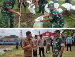 Danramil 10/SR dan Anggota Giat Gotong Royong Penanganan Banjir di Sei Rampah