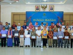 Bupati Labura Serahkan Bantuan Hibah Untuk 35 Rumah Ibadah