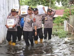 Bagikan Sembako di Tanjungpura dan Besitang, Personil Polres Langkat Terobos Banjir