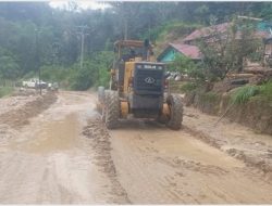 Pembersihan Material Longsor di Jalan Barus – Batas Aceh Terus Dilakukan