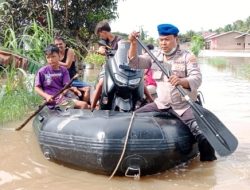 Satpol Air Polres Sergai Evakuasi Warga Korban Bencana dengan Perahu Karet