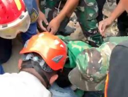 Polri Evakuasi Anak Umur 5 Tahun Tertimbun Reruntuhan Gempa