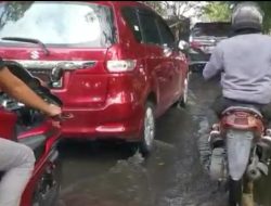Ruas Jalan Ngumban Surbakti Tergenang Banjir, Lalu Lintas Macet