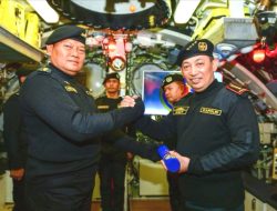 KSAL Sematkan Brevet Hiu Kencana Kepada Kapolri