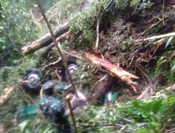 Truk CPO Terseret Tanah Longsor Masuk ke Jurang di Lau Pondom