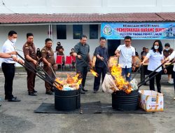 Kejari Karo Musnahkan Barang Bukti Narkotika dan Pidum