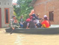 Babinsa Koramil 11/TB Gunakan Perahu Evakuasi Warga Korban  Banjir