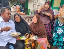 Inilah Kebersamaan Bupati Makan Siang dengan Warganya di Tengah Bencana Banjir