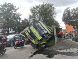Truk Pengangkut Batu Terjungkir di Badan Jalan, Lalulintas Macet Total