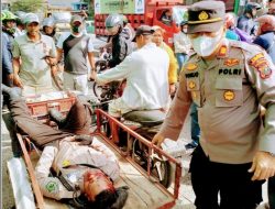 Pengemudi Sepeda Motor Luka Parah Tabrak Truk Parkir