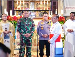 Kapolri Bersama Panglima TNI Tinjau Misa Natal 2022