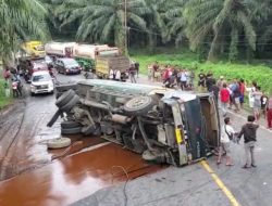 Truk Pengangkut CPO Terguling di Tanjakan Bukit Kodok Torgamba