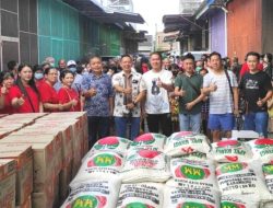 Wong Chun Sen dan Jhonpao Bagi 150 Paket Sembako kepada Warga di Komplek Permai