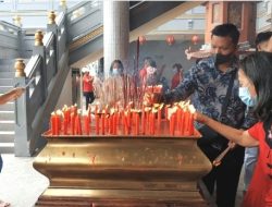 Gong Xi Fat Chai, Warga Tionghoa Bersembahyang di Vihara