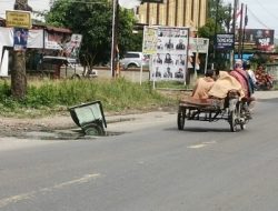 Warga Kesal, Lubang di Ruas  Jalinsum Ditutup dengan Bak Air Bekas