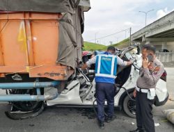 Tabrak Pantat Tronton, Honda HR-V Rusak Parah 2 Penumpangnya Tewas