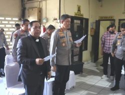 Kapolrestabes Medan Ibadah Bersama Tahanan Beragama Kristen