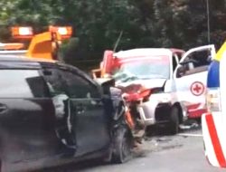 Laka Lantas Ambulans Kontra Avanza di Tol Amplas, Empat Orang Terluka