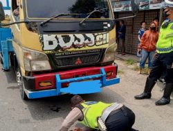 Menyeberang Jalan Kakek dan Cucu Ditabrak Truk, Cucunya Tewas
