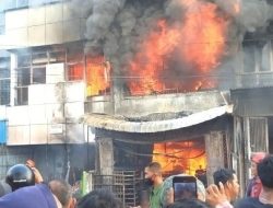 Kebakaran Besar Hanguskan 4 Ruko di Pematang Siantar