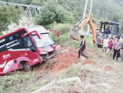 Bus Layanan Mudik Gratis yang Terbalik di Tapteng Dievakuasi