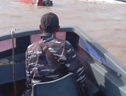 TNI AL Selamatkan 62 Penumpang Kapal SB. Evelyn Calisc 01 yang Terbalik di Perairan Pulau Burung