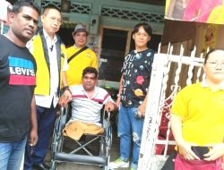 Wong Chun Sen Bantu Kursi Roda Dua Penyandang Disabilitas