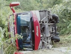 Bus Layanan Mudik Gratis Pemko Medan Terbalik di Tapteng