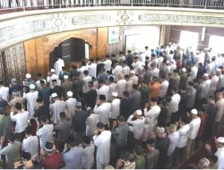 Bupati Sergai Bersama Ratusan Jemaah Salat Ied di Masjid Agung