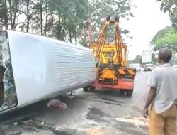 Tabrak Pembatas Jalan, Bus Tigaperempat Terbalik di Tebing Tinggi