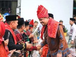 Peringatan Hardiknas di Medan, Bobby Kenakan Pakaian Adat Karo