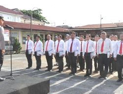 Kapolres Pematangsiantar Beri Penghargaan Kepada 22 Personelnya, 1 Pensiun