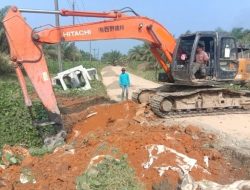 Bangun Gorong-gorong, Satgas TMMD 116 Kodim 0204/DS Turunkan Alat Berat