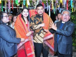Hadir di Perayaan Paskah Ouikumene Pemko Medan, Bobby dan Istri Diulosi