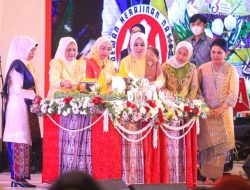 Tandai Peringatan HUT ke-43 Dekranas di Medan, Ibu Negara Potong Nasi Tumpeng