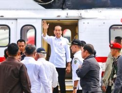 Turun dari Helikopter, Presiden Jokowi Disambut  Antusias Warga Labura