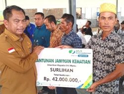 Bupati Sergai  Serahkan Santunan Kepada Ahli Waris Nelayan yang Dicover BPJS Ketenagakerjaan