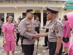 31 Personel Polres Tanah Karo Menerima Kenaikan Pangkat