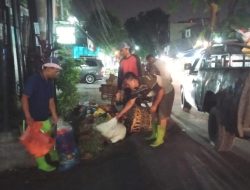 Bebaskan Jalan Protokol dari Sampah Liar, Petugas Kebersihan Sisir Sampah di Malam Hari