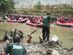 Hari Lingkungan Hidup Sedunia, Aparat Kecamatan Medan Polonia Bersihkan Sungai Babura