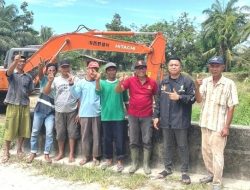 Ade Jona Prasetyo Turunkan Alat Berat Normalisasi Sungai di Desa Pulau Tagor Serbajadi
