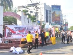 Jelang HUT 77 Bhayangkara, Polisi Bersihkan Tugu Monumen Raja Sisingamangaraja XII di Medan