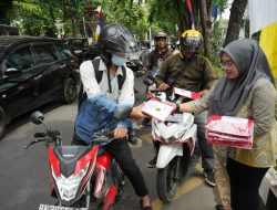 Pemko Medan Bagikan 500 Bendera Merah Putih Kepada Pengendara