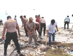Polres Belawan Bersihkan Sampah Perairan Gabion