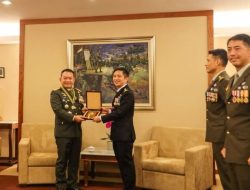 Kasad Terima Penghargaan Medali Militer Kehormatan Singapura