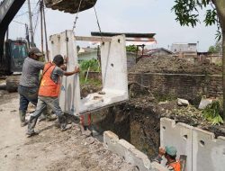 Dinas SDABMBK Tingkatkan Saluran Drainase Jalan Jermal VII
