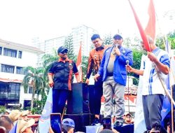 Aksi Damai Depan Balai Kota, Bobby Naik Mobil Komando Terima Aspirasi Pekerja