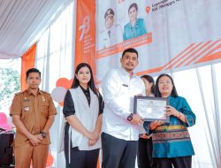 Bobby Nasution Beri Penghargaan 8 Klinik dan 11 Bapak Asuh Stunting